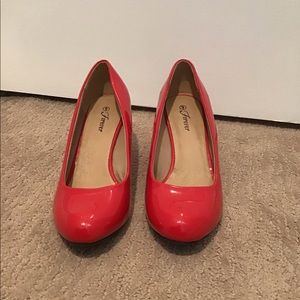 Red shiny wedges.